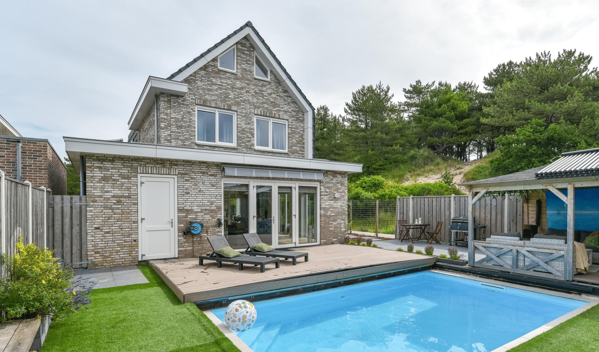 Foto van huis met zwembad. Sneller huis verkopen door online marketing.